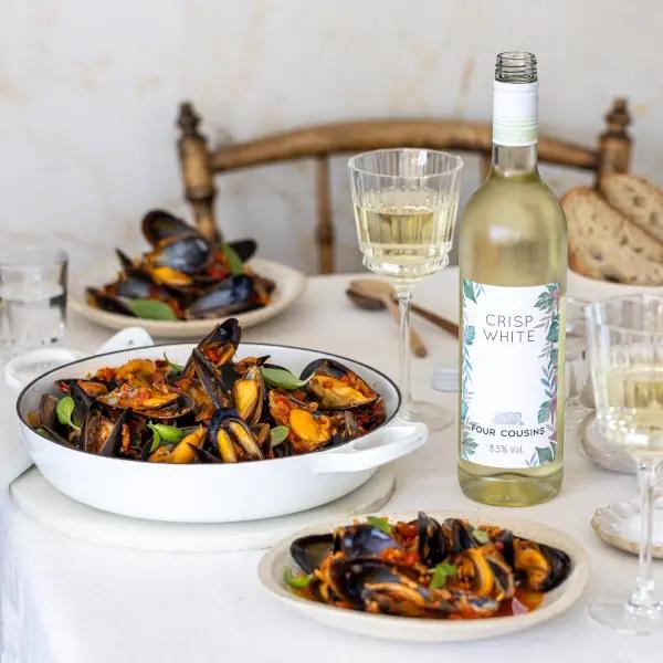 Musslor med Harissa & trendvinet Four Cousins