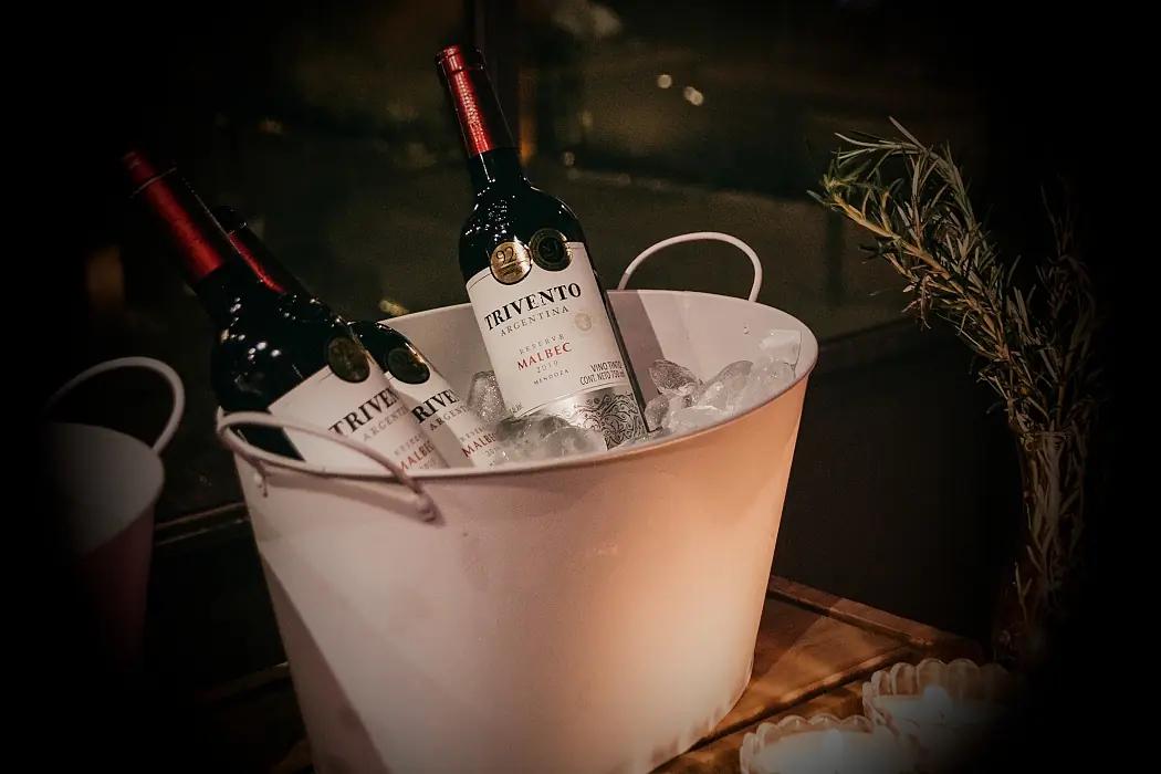 Kylt rött vin . omslag vin i ishink Kylt rött vin . omslag vin i ishink