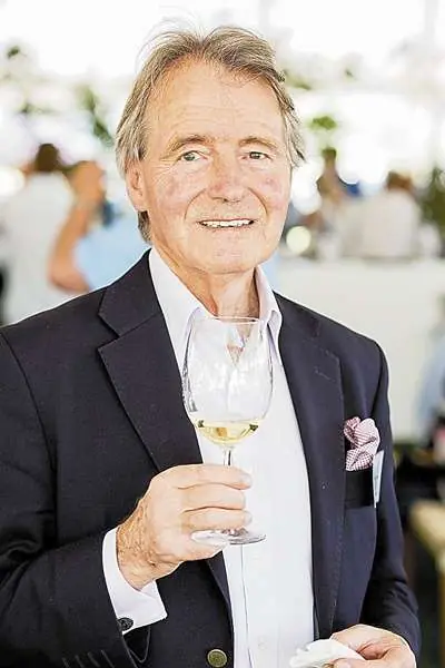 Steven Spurrier med ett vinglas