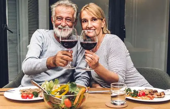 Zinfandel - ett par som äter och dricker rött