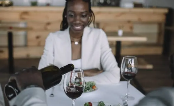beskriv vin kvinna serveras vin