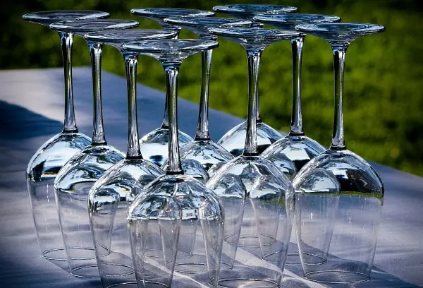 alkoholfria viner - tomma vinglas
