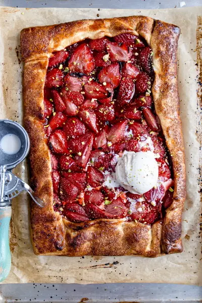 jordgubbar med vin - jordgubbsgalette