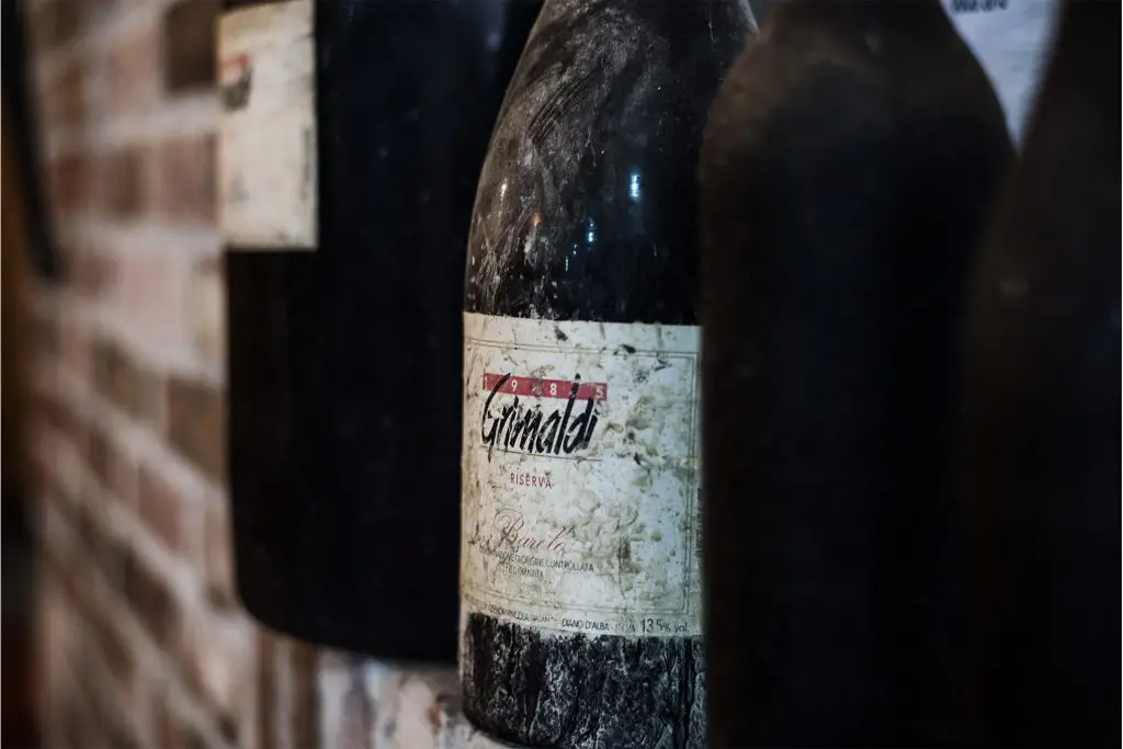 en gammal dammig flaska Dolcetto vin från Grimaldi