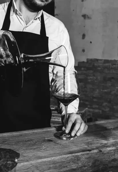 Star Wine List: dekanterar