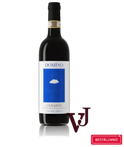 Domino Chianti 2020 är ett framstående rött vin från Chianti, beläget i hjärtat av Toscana, Italien. Detta vin är noggrant framställt av 100% Sangiovese-druvor, vilket skänker det en rik och välstrukturerad kropp. Med dess djupa röda färg och smaknoter av mörka körsbär, mogna plommon och en lätt kryddighet, erbjuder Domino Chianti 2020 en smakupplevelse som är både robust och elegant. Tanninerna är välbalanserade vilket ger en silkeslen finish, och vinet har en alkoholhalt på 14%. Detta gör det till ett utmärkt val för att komplettera rätter med rött kött, pasta eller mogna ostar. Njut av ett glas Domino Chianti 2020 för att verkligen uppskatta essensen av Toscana