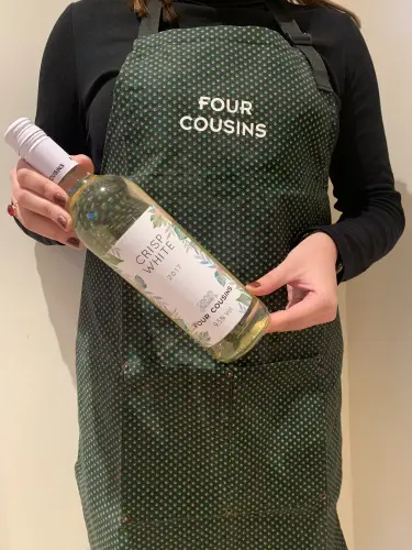 Grönt förkläde med texten Four cousins