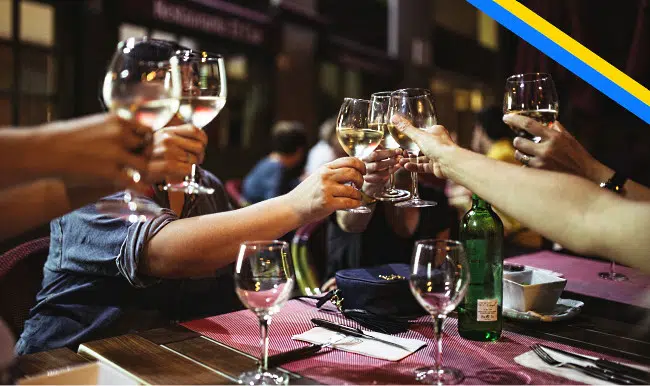 svenska viner ett gång dricker vin kring ett bord