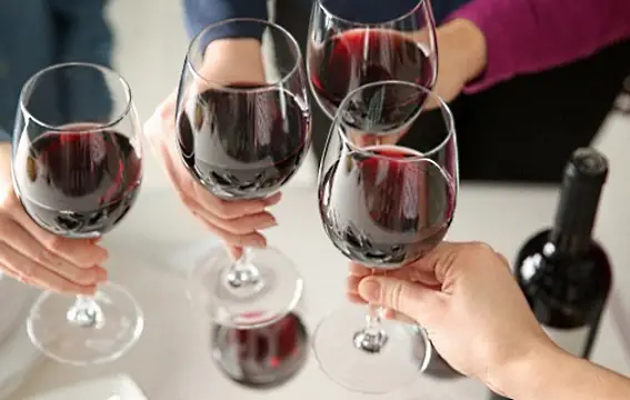 skålar med rött vin i glas