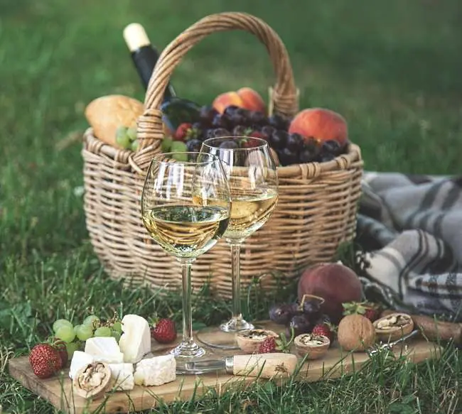 picknickvinet  en picknickkorg 