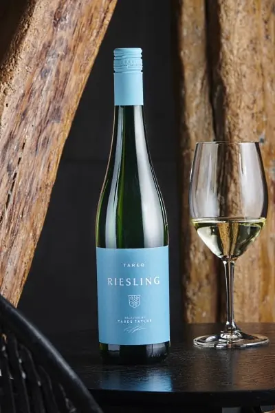 Tareq Taylor Riesling - flaskan med glas