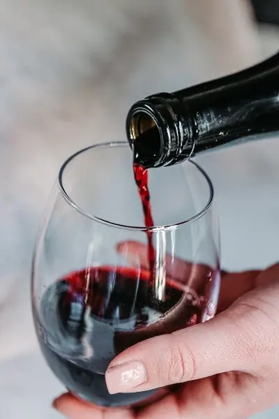 cabrnet franc häller upp ett glas