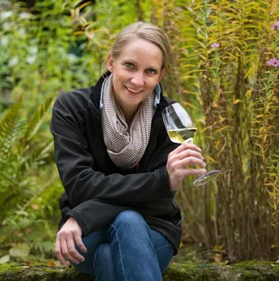 vinmakare Eva Fricke med ett glas vin i handen 