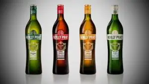 fyra flaskor vermouth i olika färger