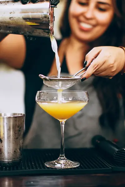 dryck- och mattrender bartender för en drink