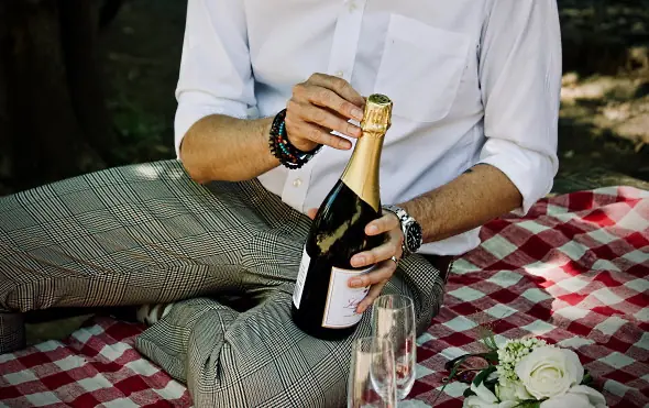 tysk Sekt kille öppnar flaska sekt
