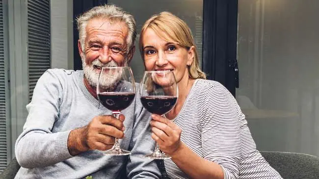 eko-viner - ett par som dricker rött vin