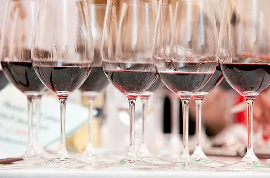 136849_wine-bottle-punts-alamy-cwpj19.jpg