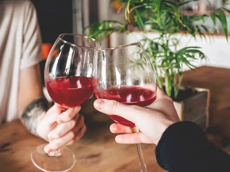 4978-Womans_holding_glass_with_red_wine-732x549-thumbnail-732x549.avif
