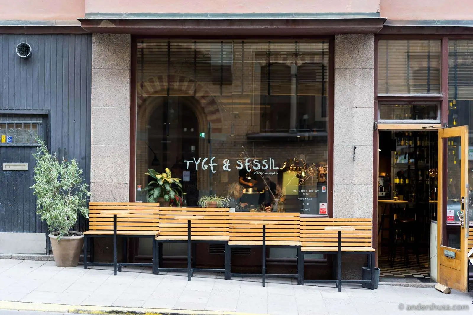 tyge-sessil-natural-wine-bar-restaurant-review-stockholm-sweden-niklas-ekstedt-food-foodie-eat-drink-best-tips-recommendation-guide-travel-2017-1.webp