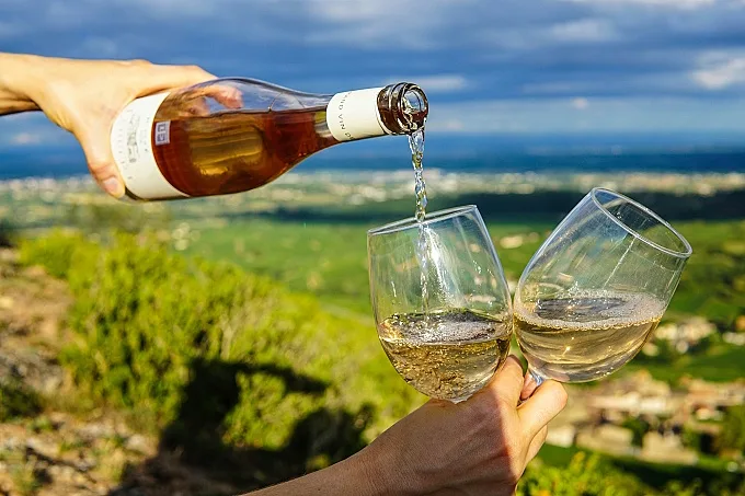vita viner vitvinsblandningar - i glas.jpg