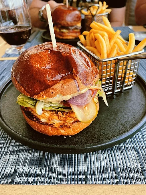grillad hamburgare - med pommes.jpg