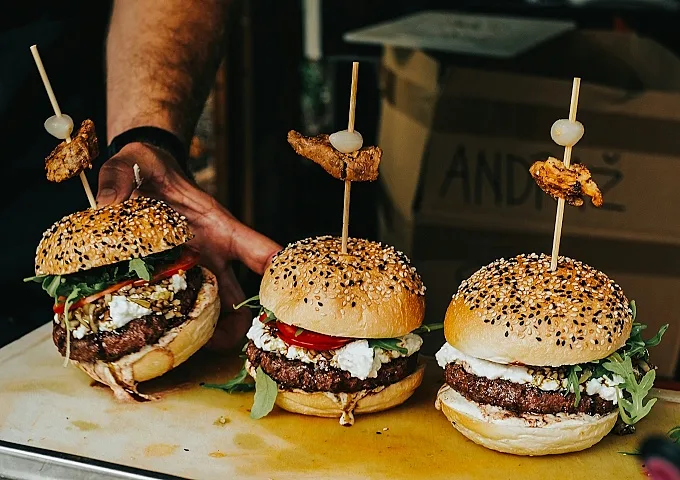 grillad hamburgare med vin - tre hambugare .jpg