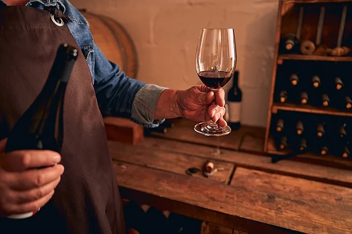 Zweigelt - vinmakare håller fram ett glas.jpg