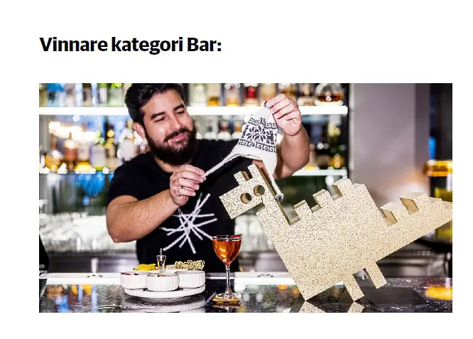 i baren, en bartender med drink och pris