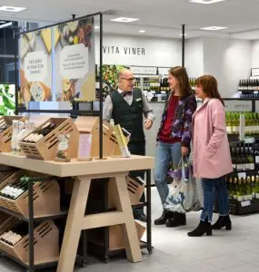 på systembolaget bland en massa viner