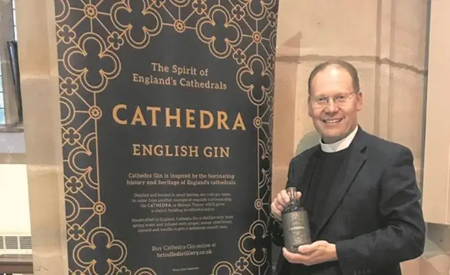 Peter Howell Jones, dekan i Blackburn, håller i en flaska gin