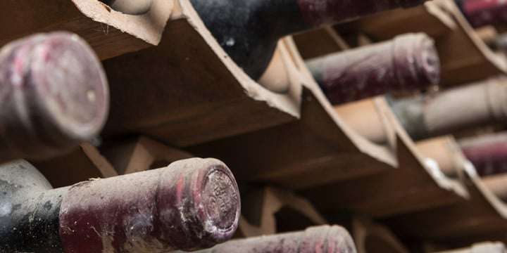 italy-sicily-old-red-wine-bottles-aging-in-a-wine-cellar - Vinjournalen.se