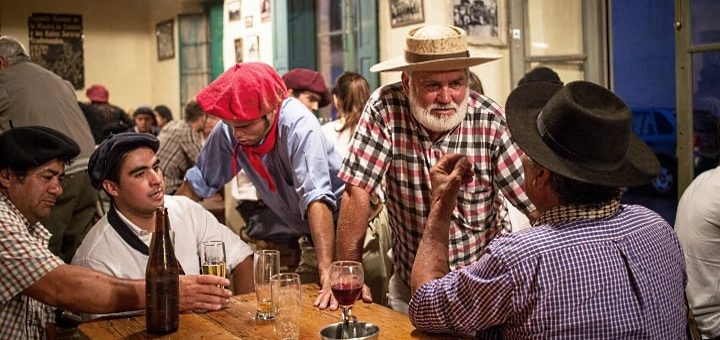 bar i Argentina och män med hattar som dricker vin