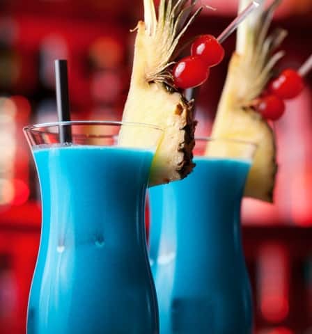 blå cocktail med ananas skiva