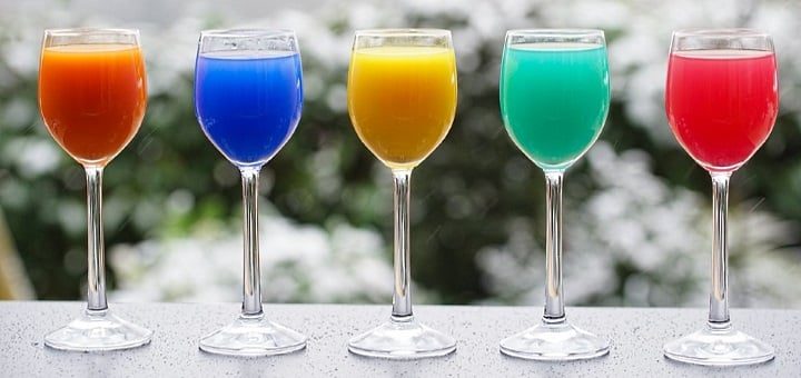 cocktails: färgglada cocktails på en rad