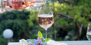 provence: ett glas rosé hälls upp