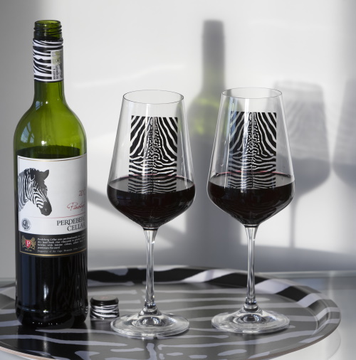 Zebra-vin - bricka med glas och vin allt zebramönstrat
