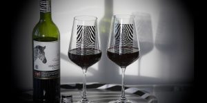 Zebra-vin - bricka med glas och vin allt zebramönstrat