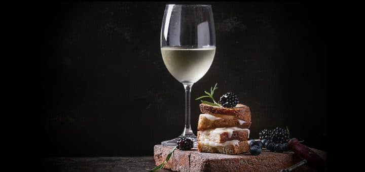 vindruva - Côtes-de-Jura -Chardonnay-e-ett-glas-med-mumsiga-tilltugg