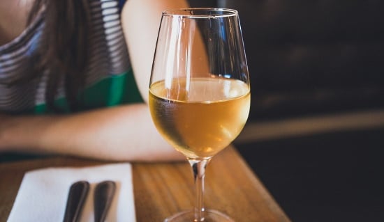 vindruva - ett glas chardonnay på ett dukat bord