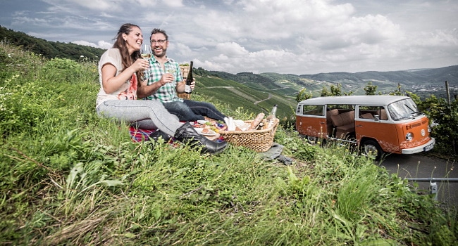 Mosel - ett par på picknick med vin och mat