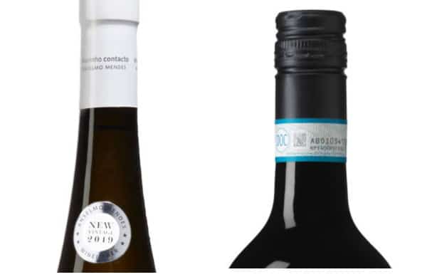vinetiketten-appellationer-på-flaskhalsen