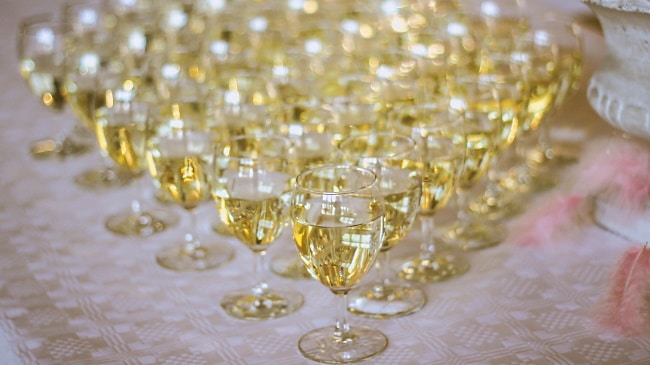 Riojas vita viner - många fyllda glas