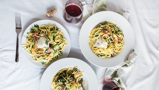 mat och vin - pasta och rödvin serverat