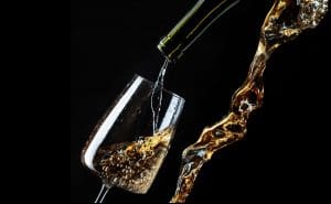 toscana - vitt vin hälls upp på glas
