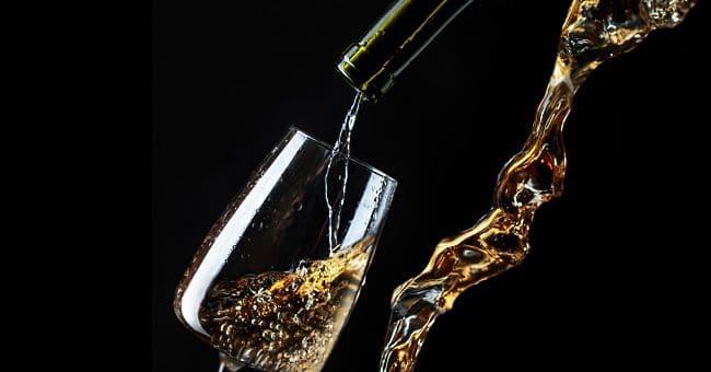 toscana - vitt vin hälls upp på glas