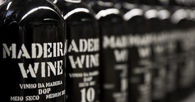 Madeira - omslag med många flaskor