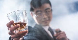 Japansk whisky - omslagsbild en japan håller ett glas whisky