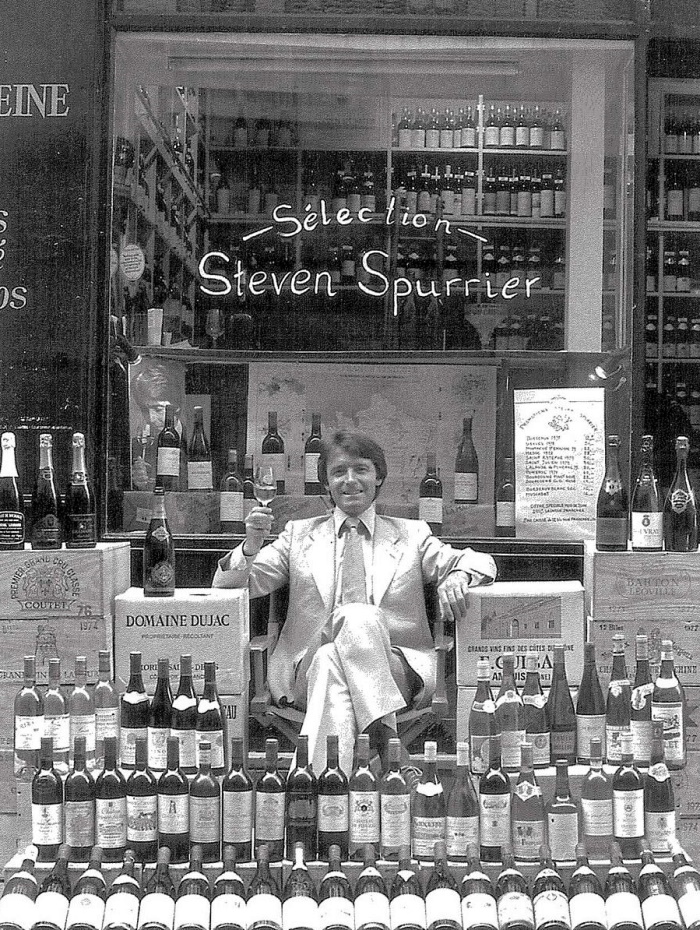 Steven Spurrier utanför sin vinbutike i Paris