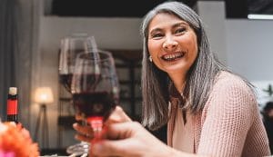 omslagsbild - en kvinna firar morsdag med vin